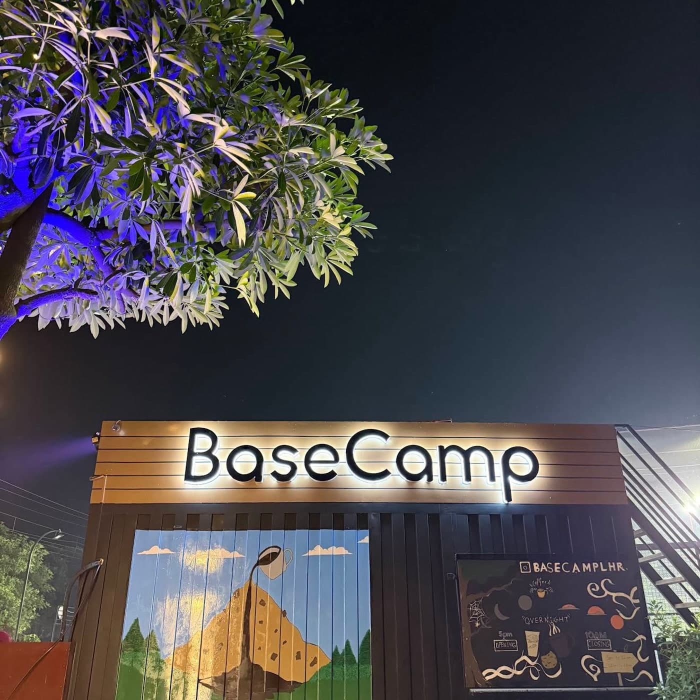 BaseCamp Cafe storefront at FR Valencia